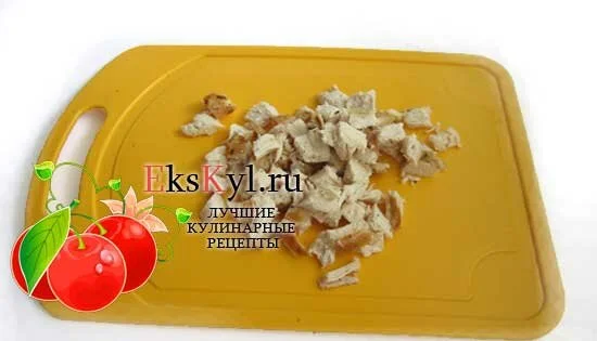 Нарезать куриное филе