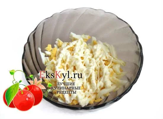 Польем тонкой струйкой майонеза