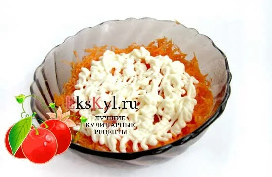 поливаем салат нежный майонезом